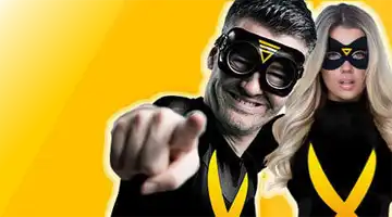 Изображение героя в стиле супергероя, указывающего на зрителя, рекламирующего бонус Приведи друга от Bounty на ярком желтом фоне с женским персонажем-супергероем на заднем плане.